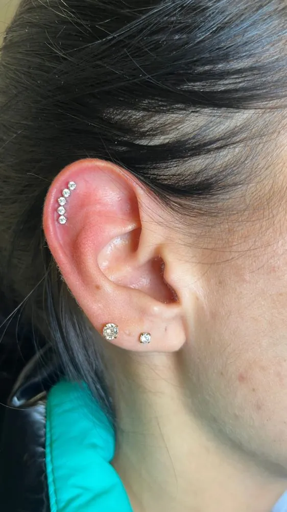 Piercing de hélix con hilera de circonitas