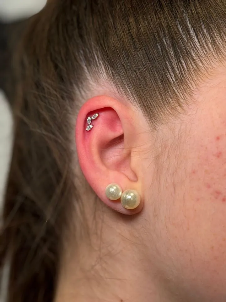 Piercing de hélix con joya de hojas
