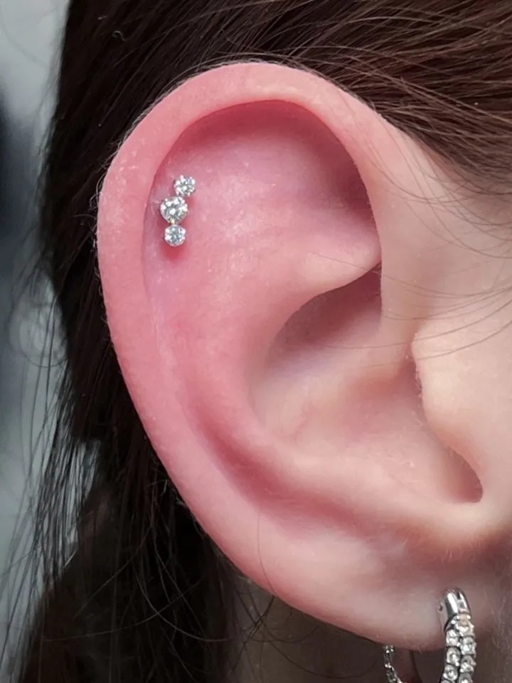 Piercing de hélix con trío de circonitas