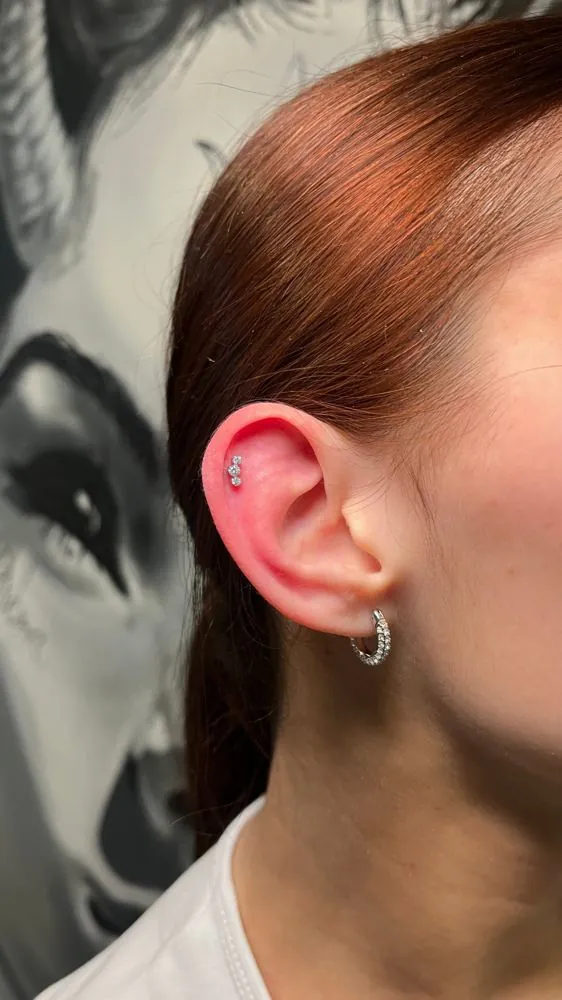 Piercing de hélix con trío de circonitas