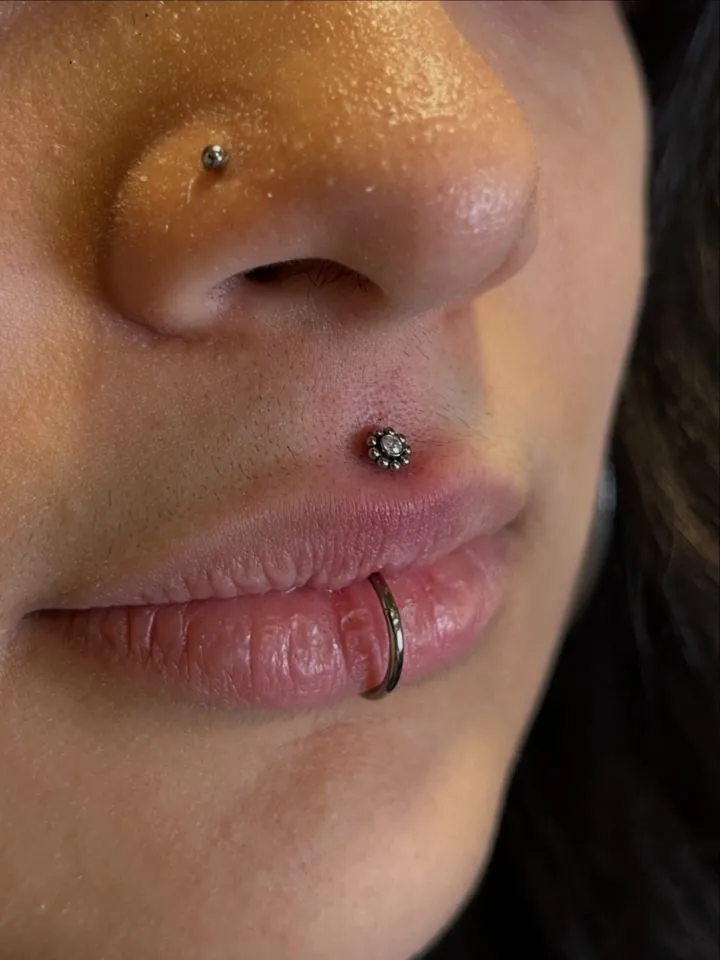 Piercing de labio con aro y joya de titanio