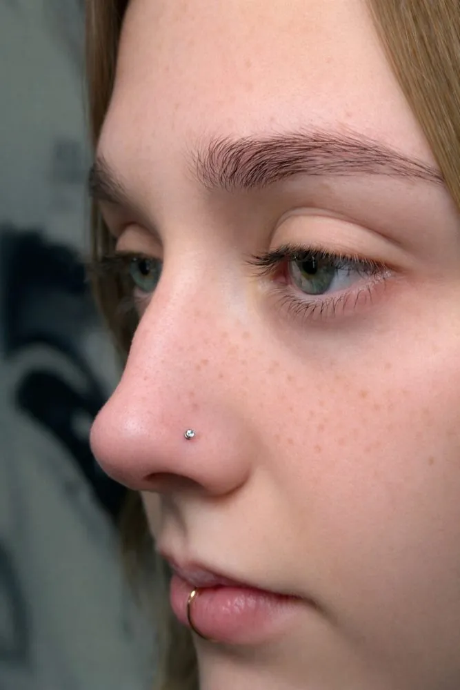Piercing de nariz con joya de titanio y circonita