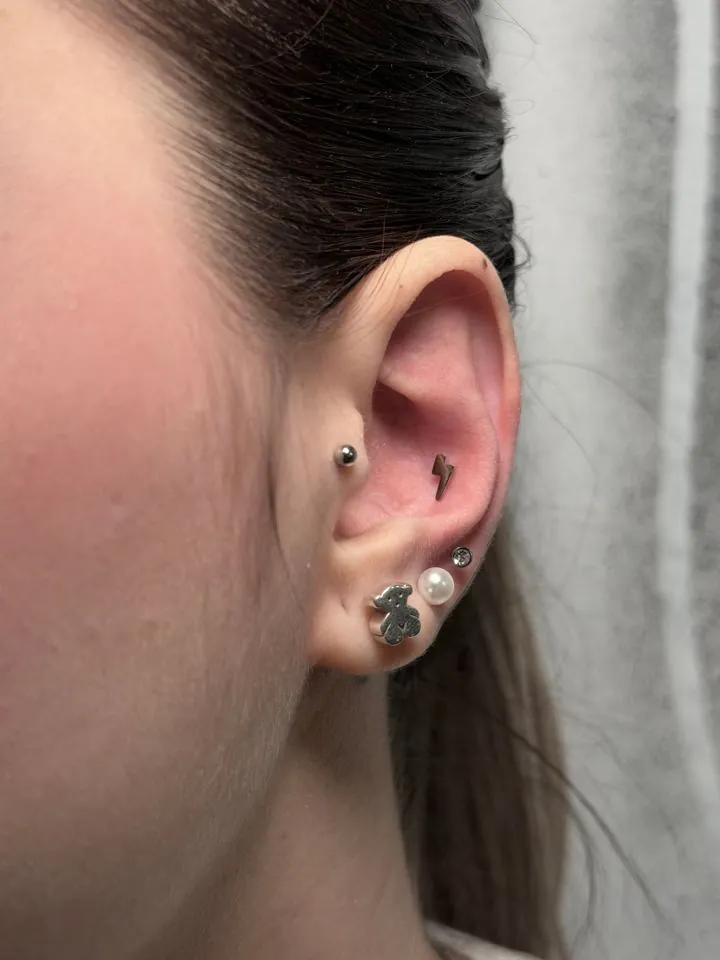 Piercing de trago y oreja con joyería de titanio