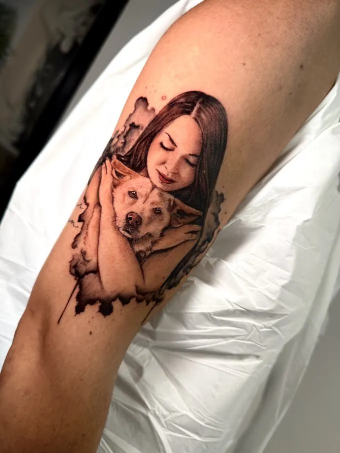 Retrato realista de una mujer con su perro