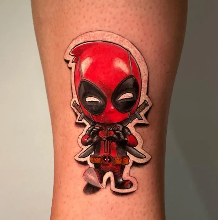Tatuaje a color de un personaje en estilo chibi