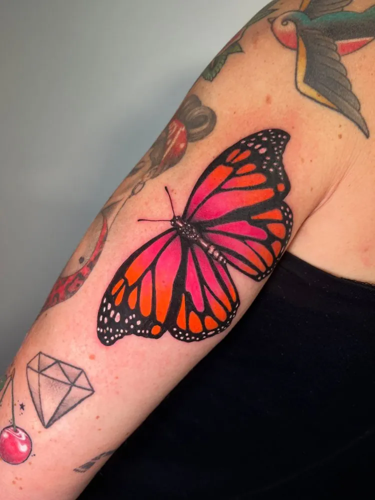 Tatuaje a color de una mariposa monarca