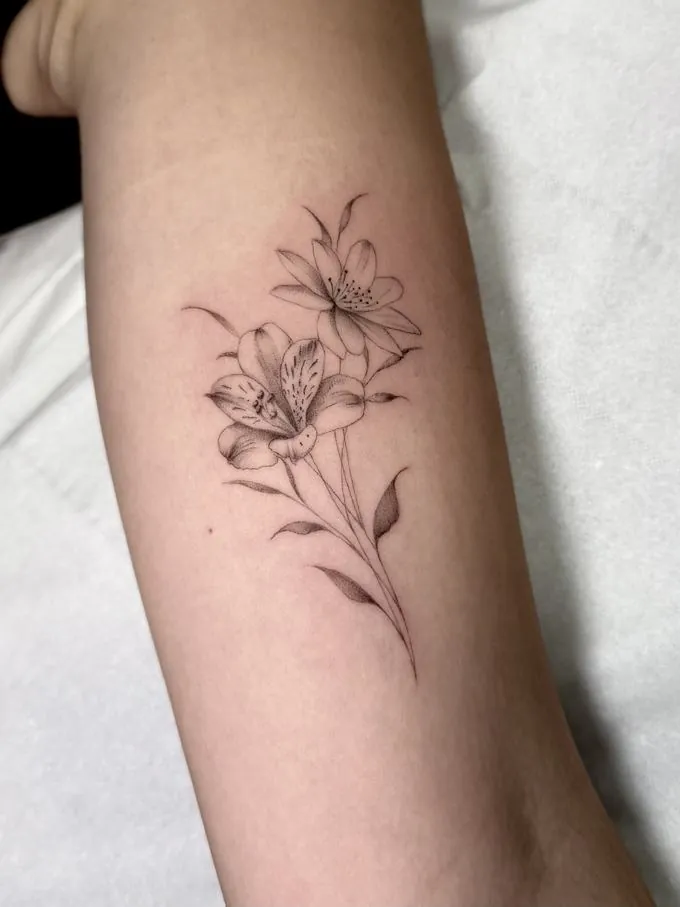 Tatuaje de alstroemerias en puntillismo suave