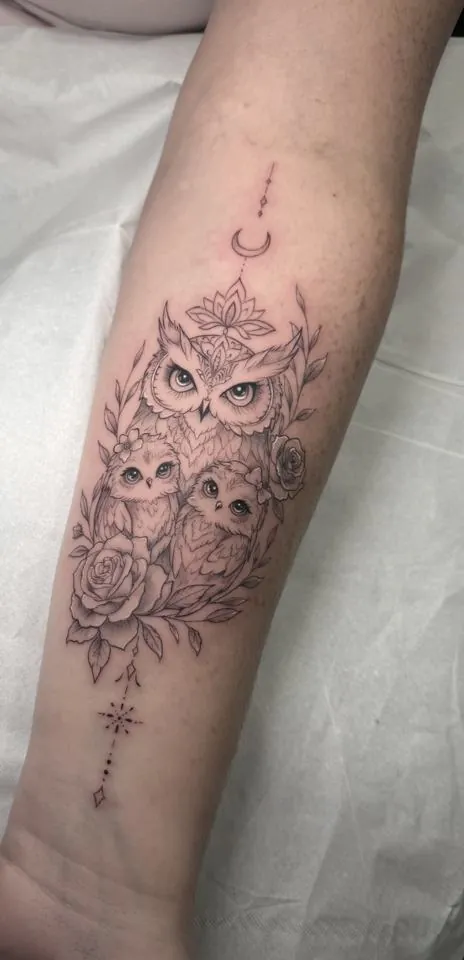 Tatuaje de búhos con flores y luna