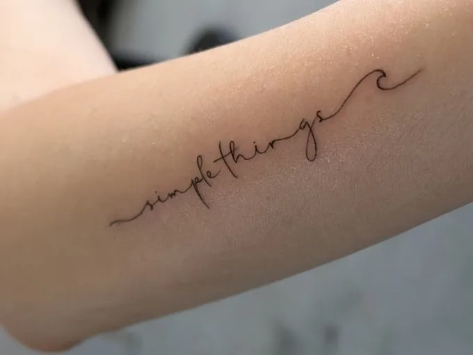 Tatuaje de letra manuscrita fine line