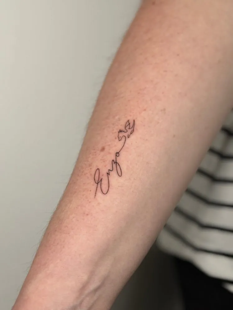 Tatuaje de letras y dragón en una sola línea