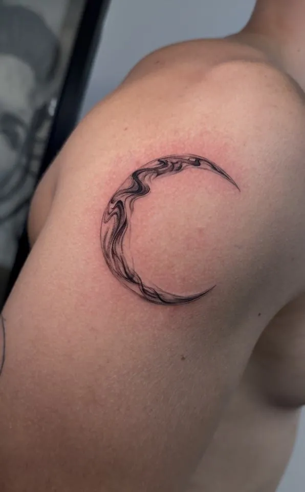 Tatuaje de luna en trazo difuminado