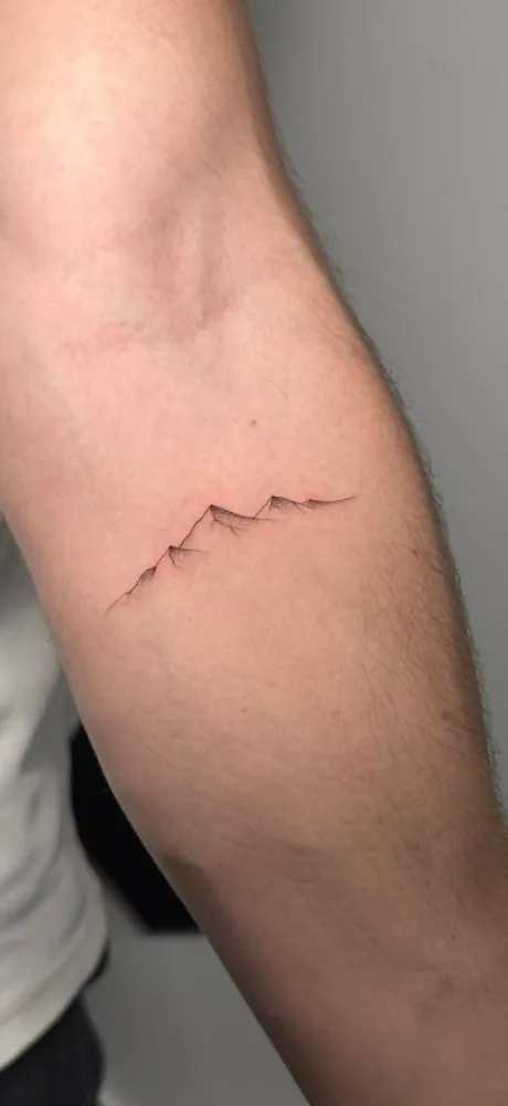 Tatuaje de montañas en fine line