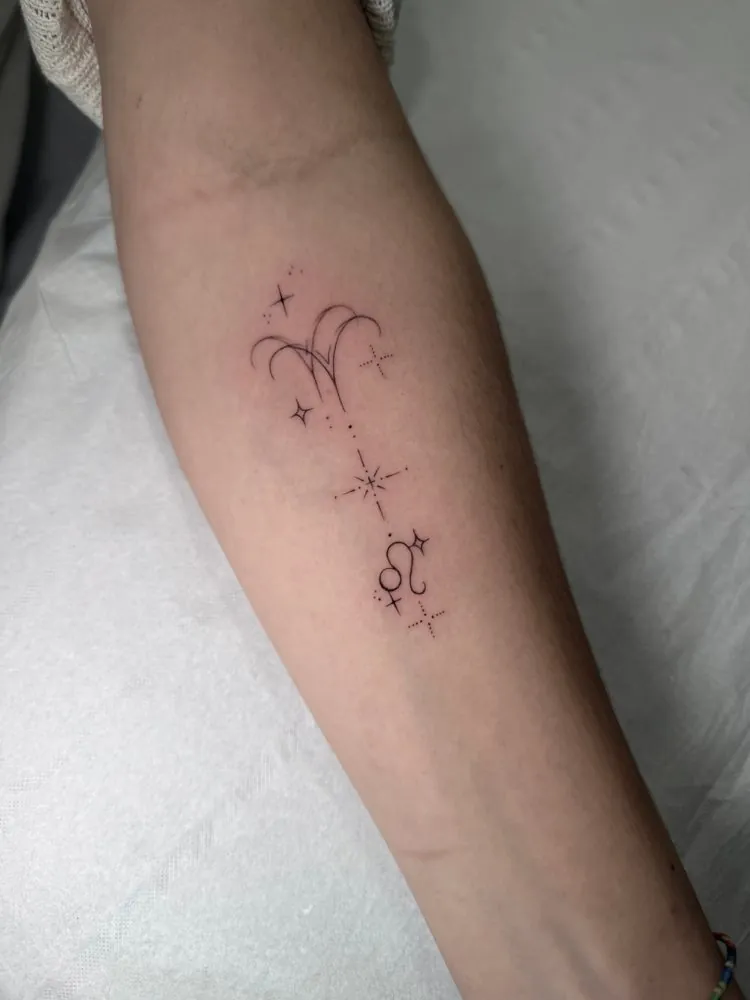 Tatuaje de signos del zodiaco y estrellas