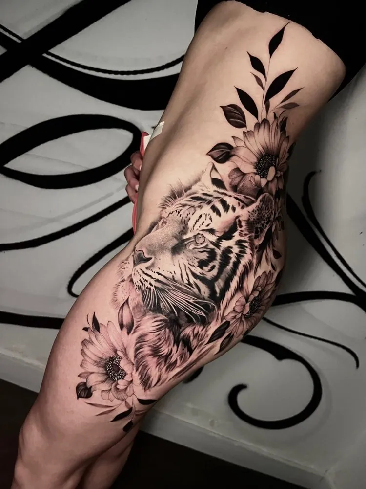 Tatuaje de un tigre con girasoles en negro y gris