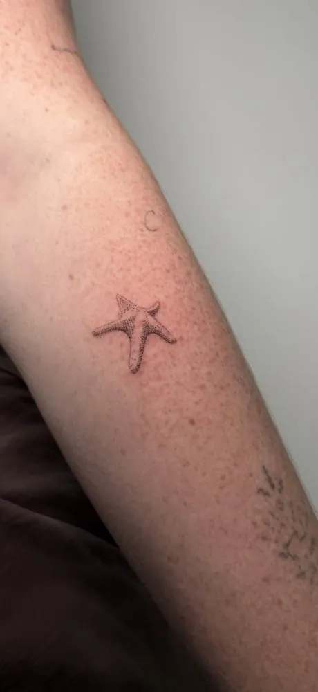 Tatuaje de una estrella de mar en puntillismo