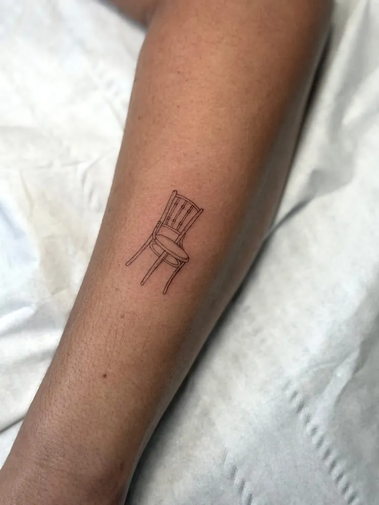 Tatuaje de una silla en fine line
