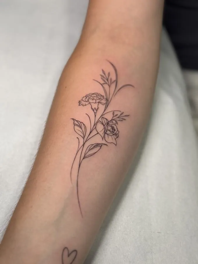 Tatuaje fine line de claveles y rosa