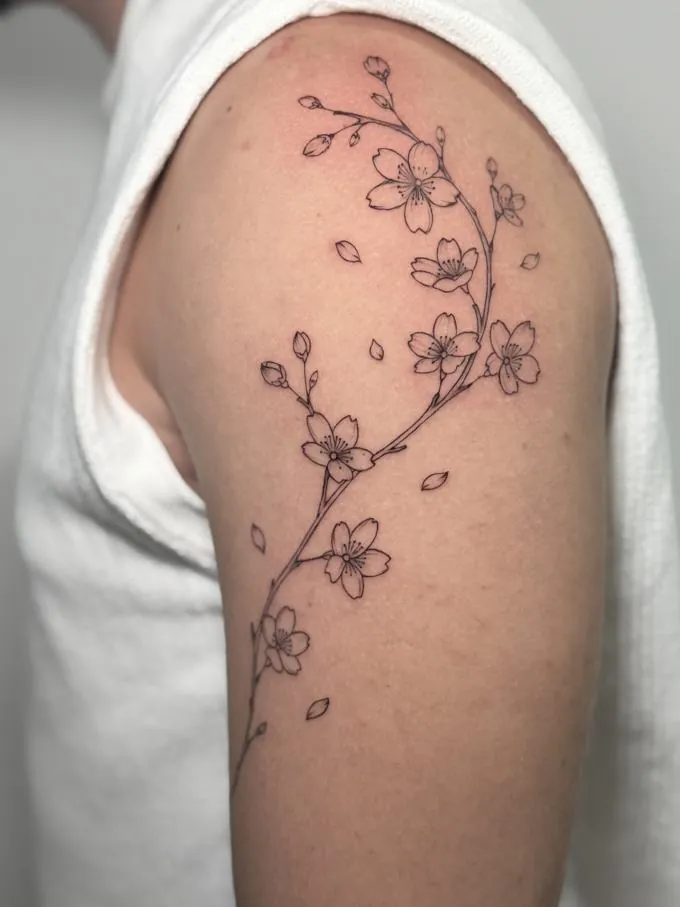 Tatuaje fine line de ramas de cerezo