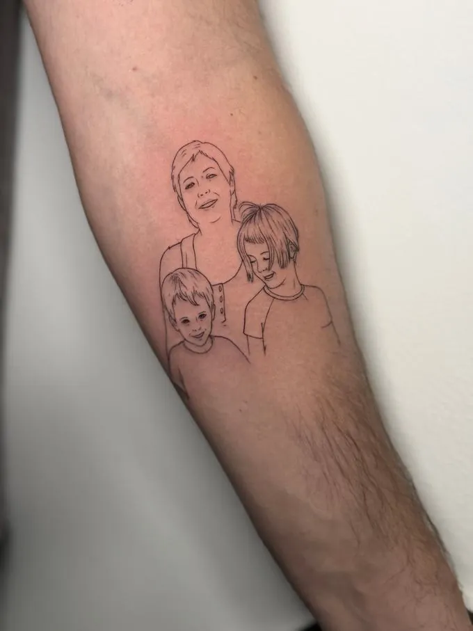 Tatuaje fine line de retrato familiar