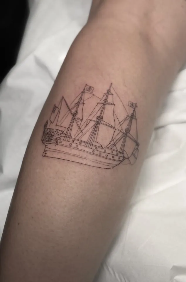 Tatuaje fine line de un galeón