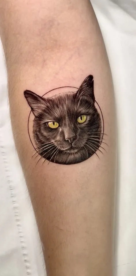 Tatuaje realista de un gato negro