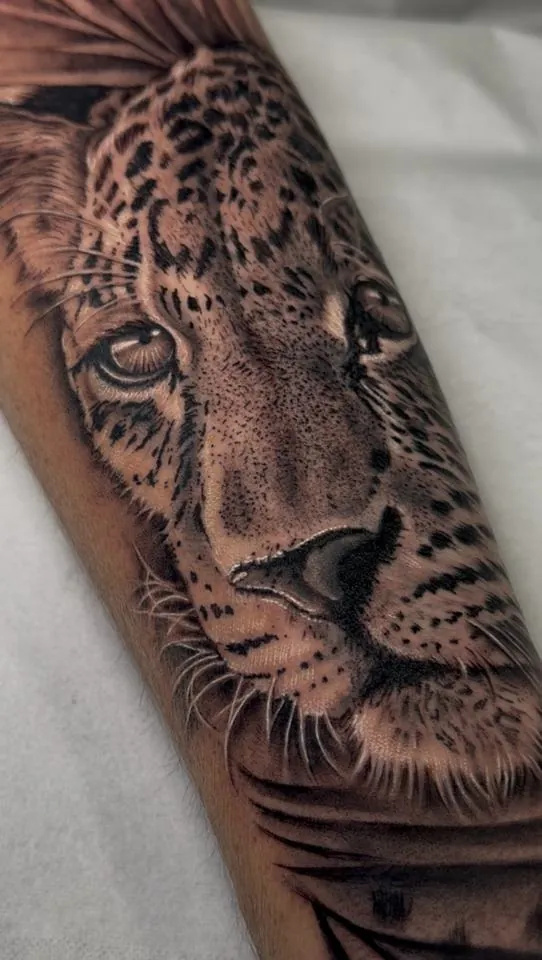 Tatuaje realista de un leopardo