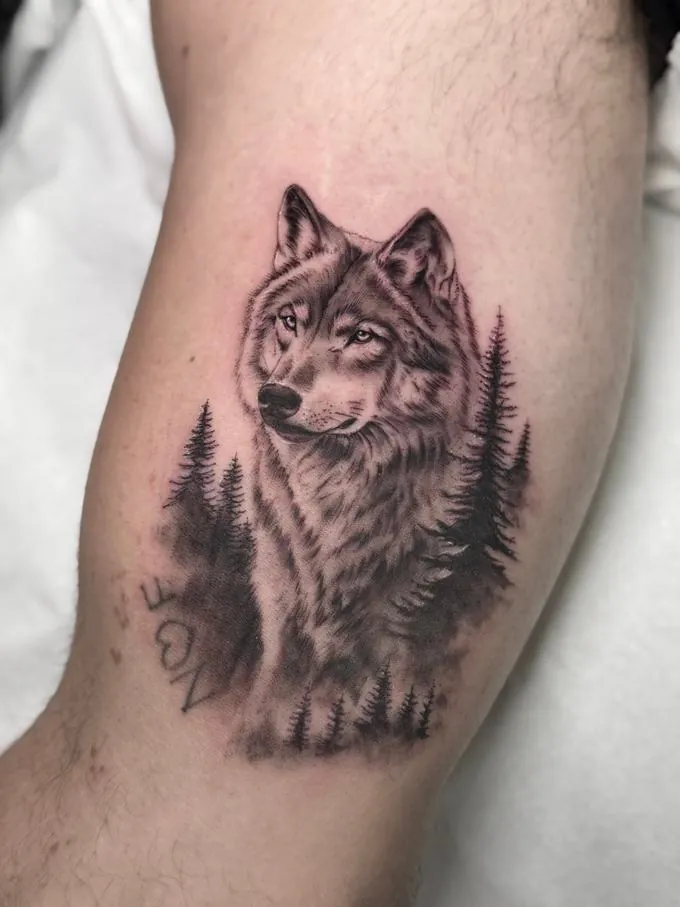 Tatuaje realista de un lobo en el bosque