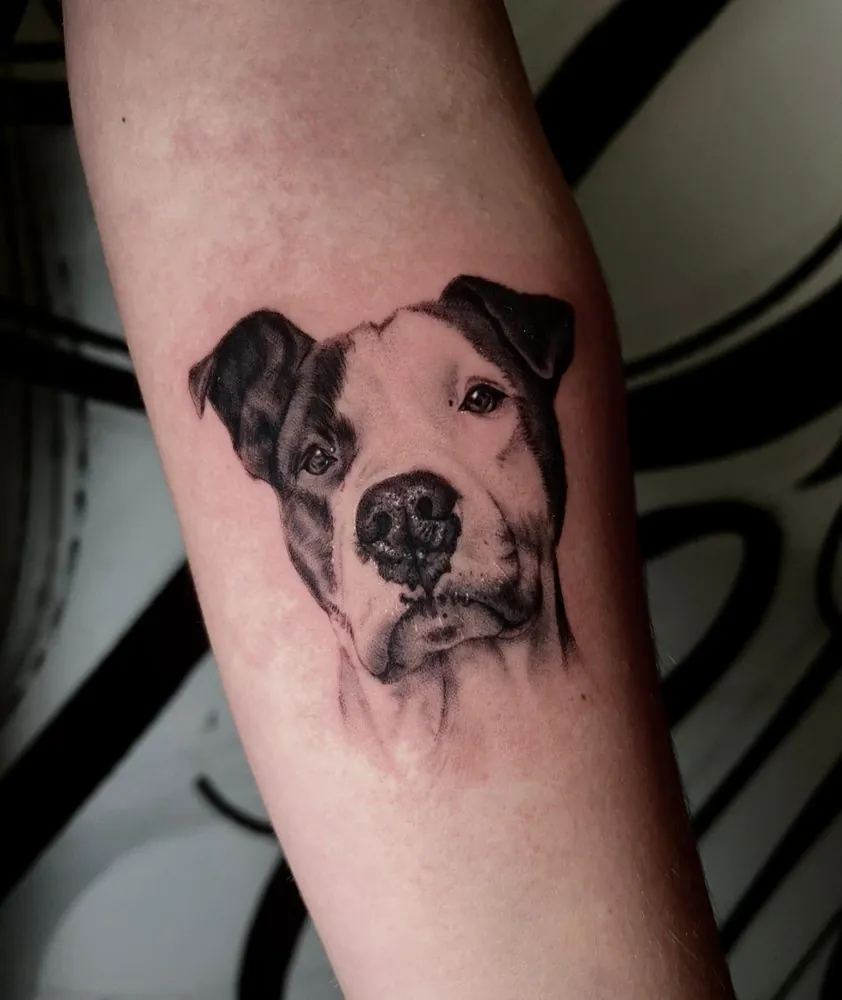 Tatuaje realista de un perro blanco y negro