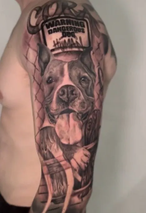 Tatuaje realista de un perro en un brazo completo