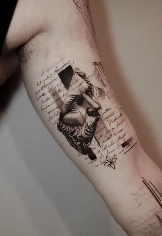 Tatuaje realista de una escultura con textos manuscritos y formas geométricas