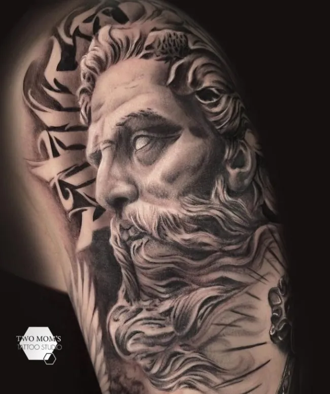 Tatuaje realista de una escultura de Poseidón en negro y gris