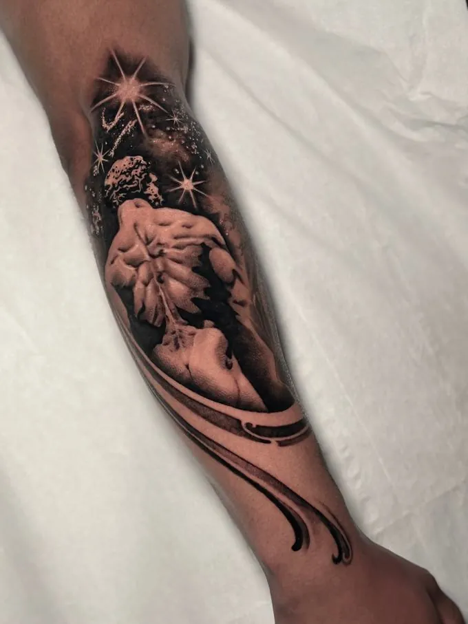 Tatuaje realista de una escultura entre estrellas