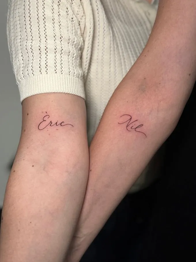 Tatuajes a juego con nombres en caligrafía
