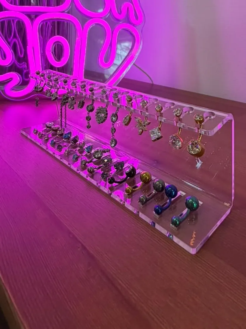 Vitrina de joyería de titanio en el estudio
