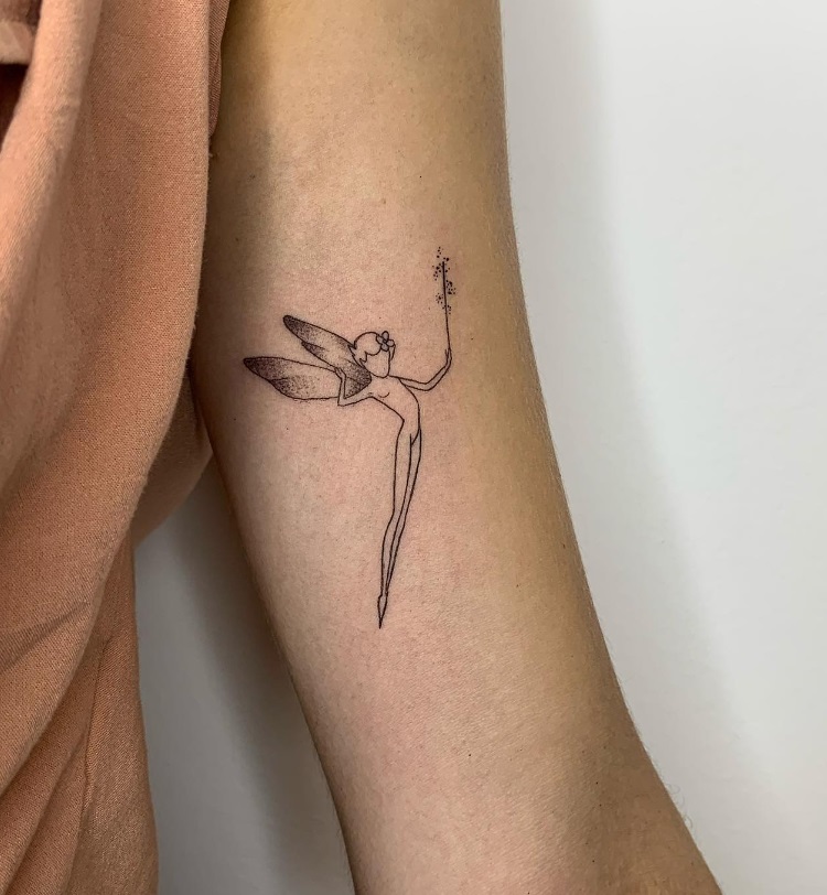 Tatuaje lineal en línea fina