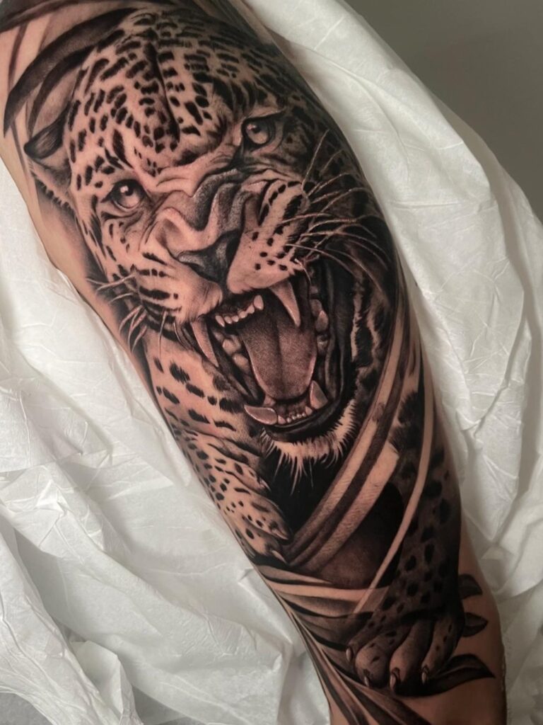 tattoo realismo blanco y negro personalizado animal en brazo
