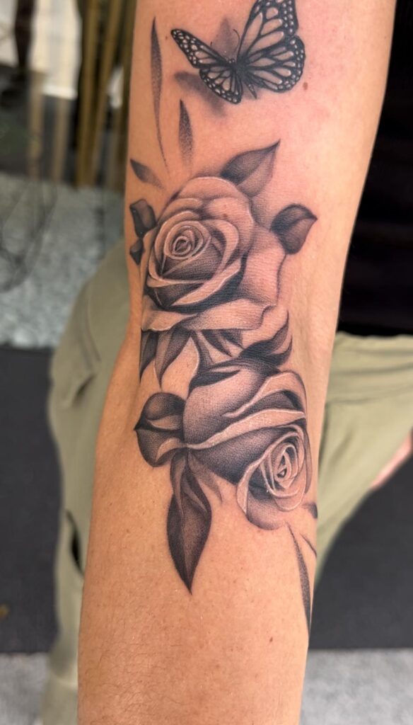 Tatuaje rosas realistas en brazo