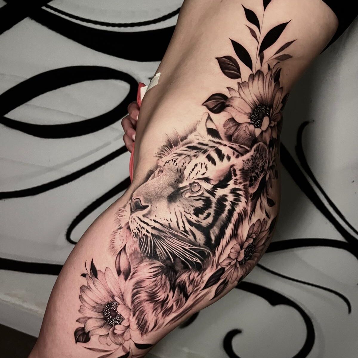 Diseño personalizado de tattoo realista con fondo floral