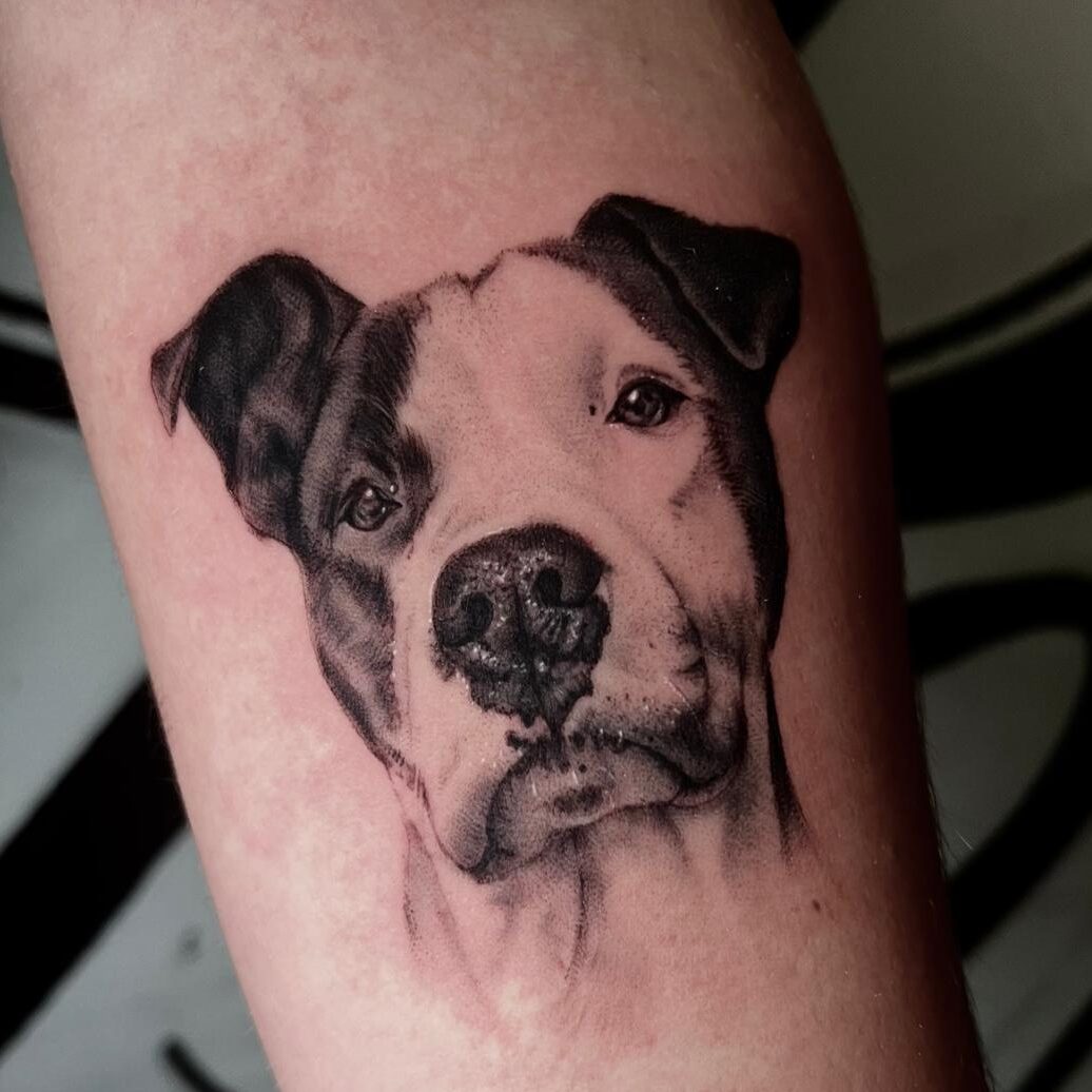 Tatuaje microrealista de mascota en blanco y negro