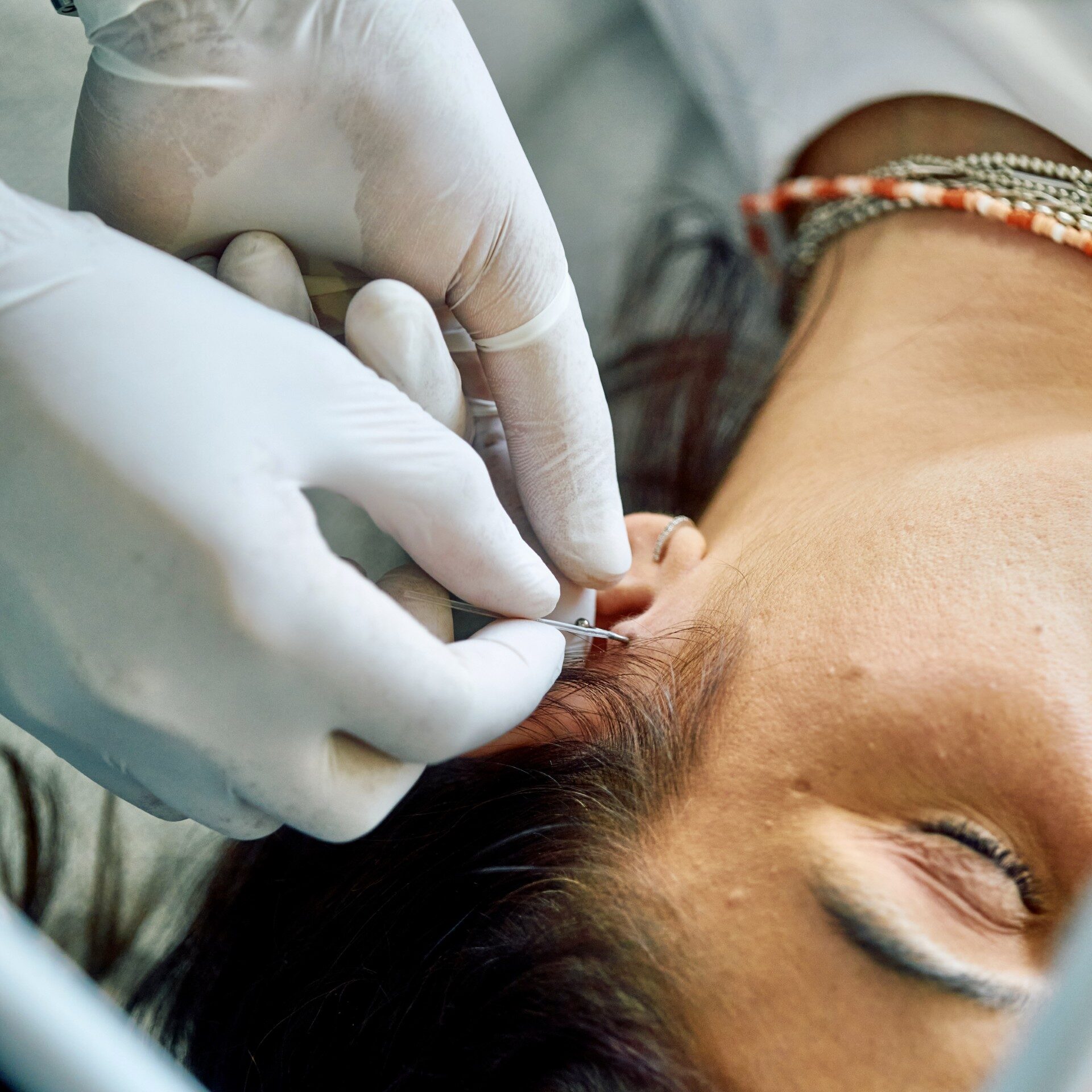 Primera puesta de un piercing de Titanio en la oreja