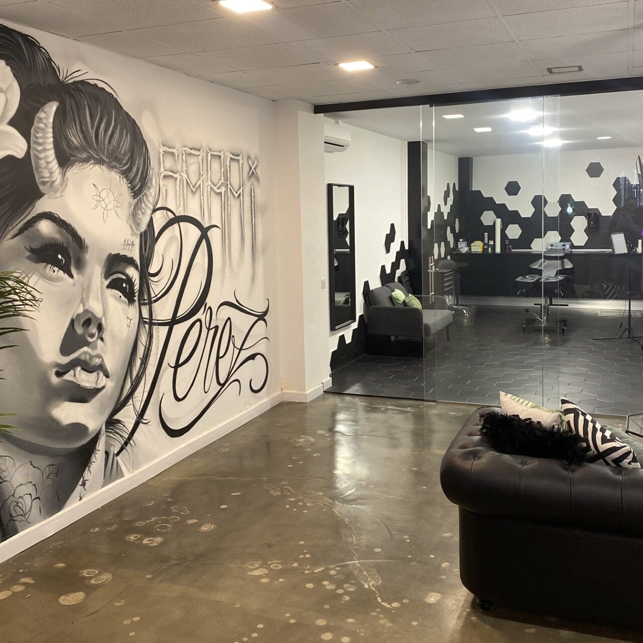 Interior del estudio de tatuajes en Lleida