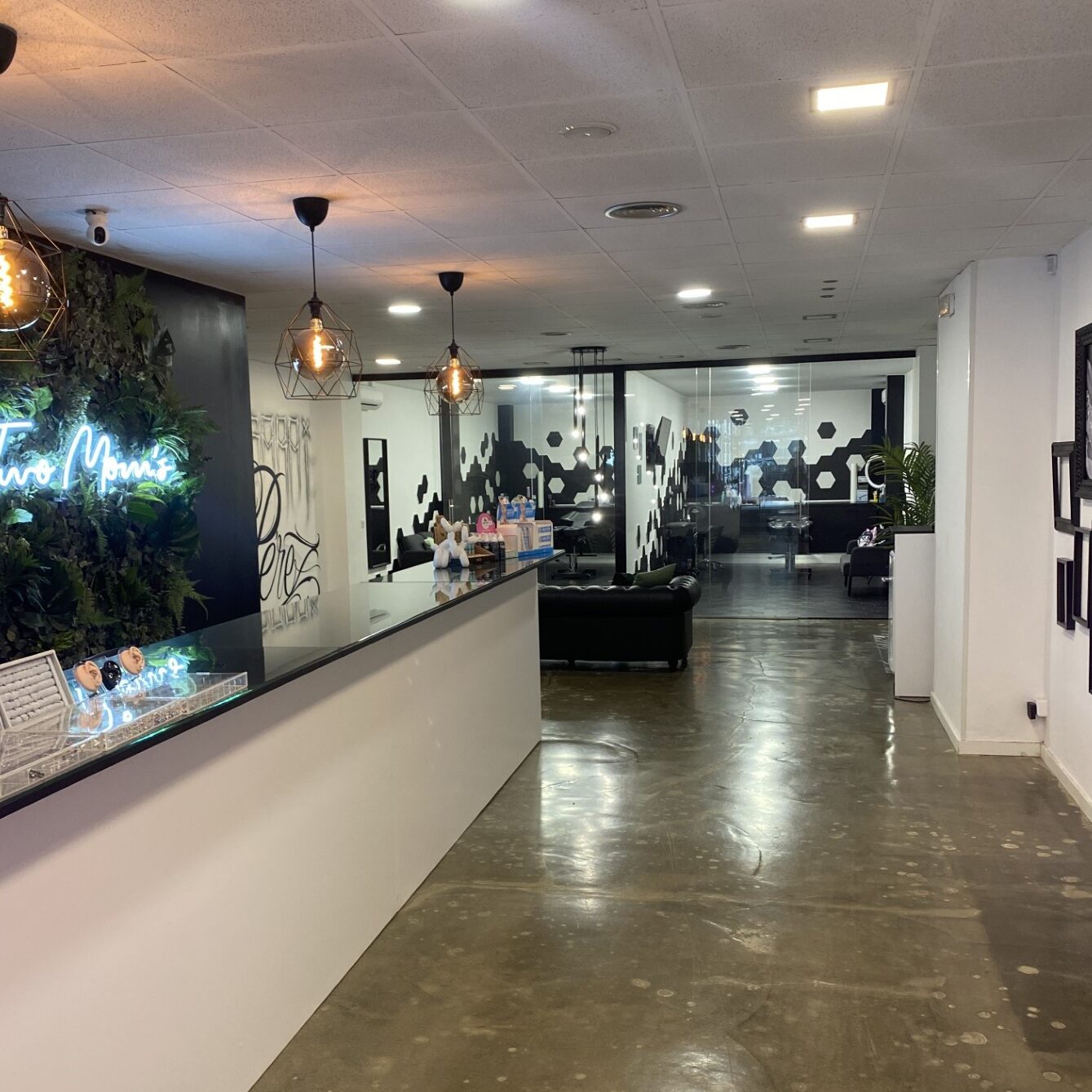 Decoración estudio de tatuajes dónde se puede ver el mostrador y las salas de tatuajes al fondo