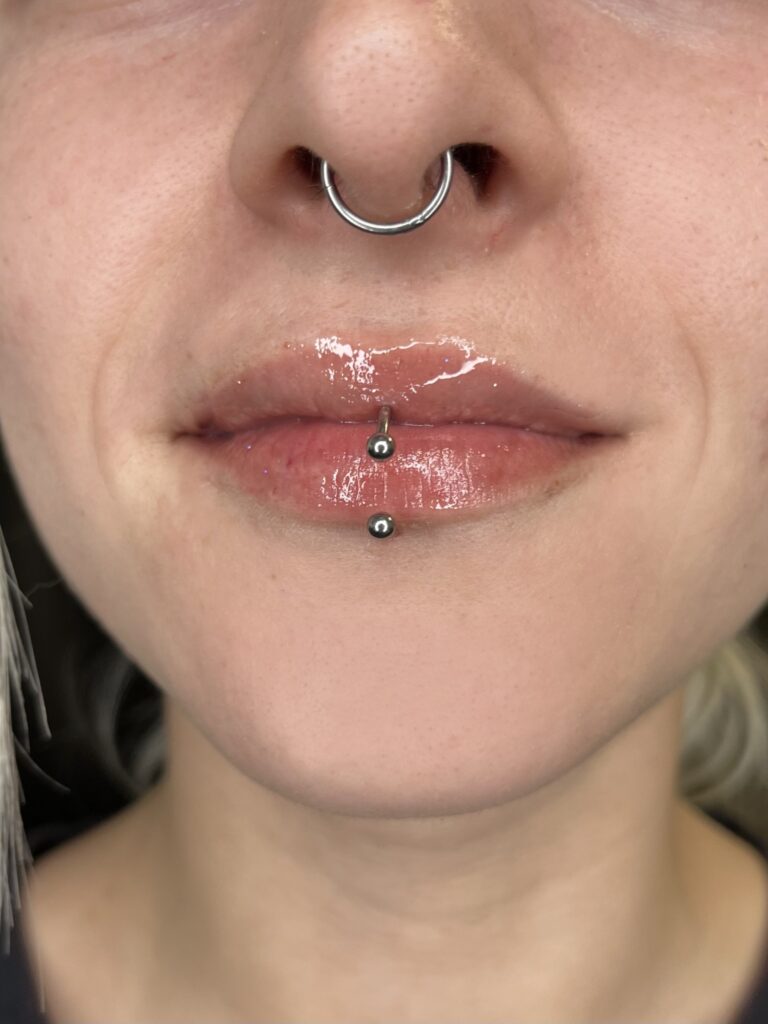 Piercing en nariz y labio