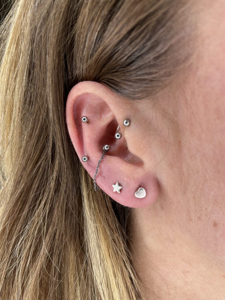 Piercings en oreja, lóbulo, conch, tragus, hélix, daith, rook, orbital y industrial
